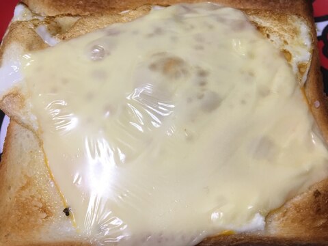食パンで☆目玉焼きのとろけるチーズトースト☆